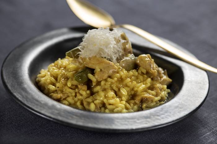 Risotto al curry con guisantes bajo en sal