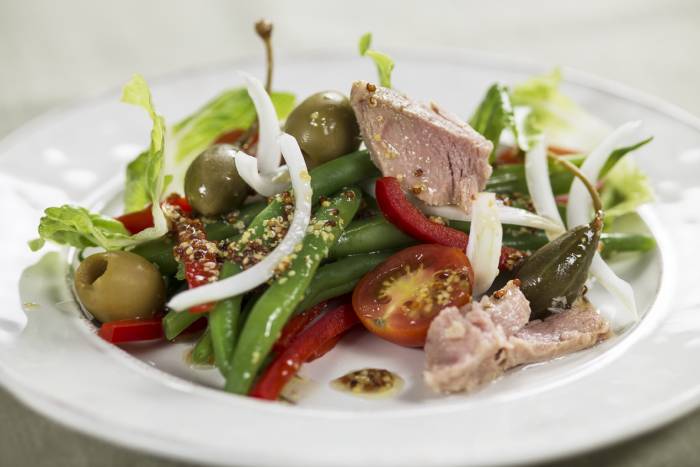 Ensalada de judías, atún y huevo