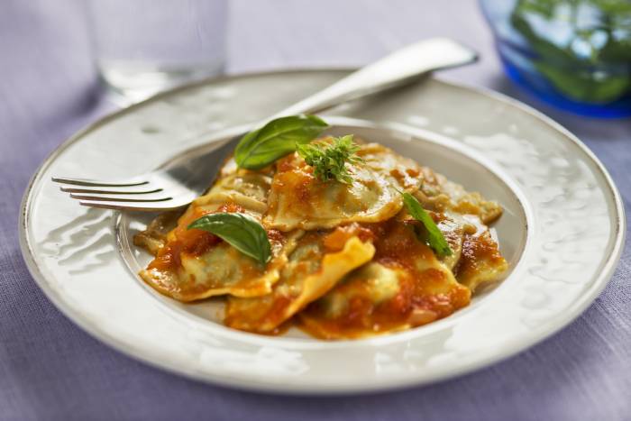 Raviolis de requesón con salsa de tomate y hierbas aromáticas