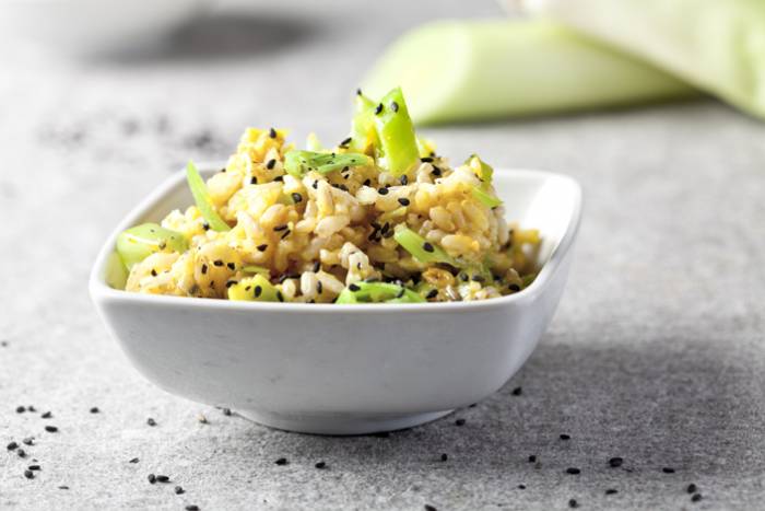 Arroz integral con puerros, cúrcuma y semillas de sésamo
