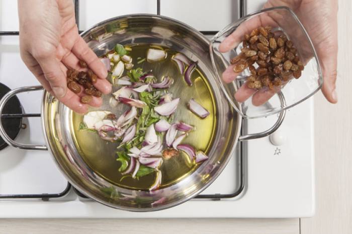 Añade pasas al macerado