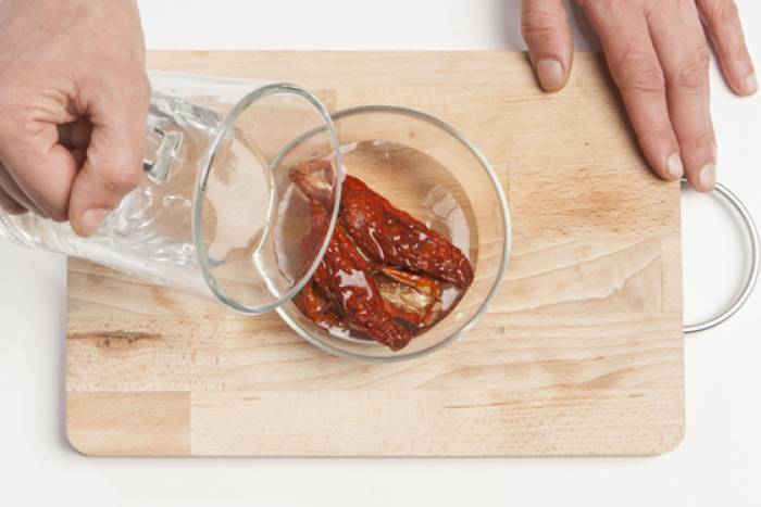 Tomates secos en remojo