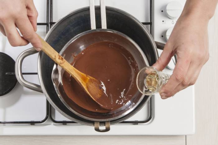 Añade licor al chocolate