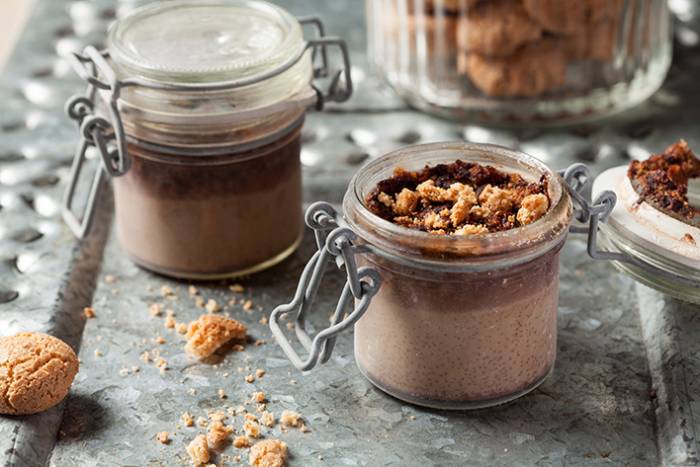 Tarro de crema de almendras y chocolate