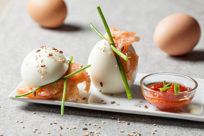 Huevo duro con salmón ahumado