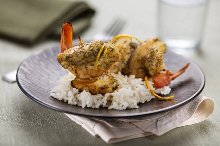 Pinchos de rape y gambas al horno