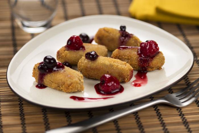 Croquetas de jabalí con salsa de frutos del bosque