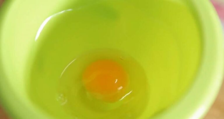 Cómo separar las claras de las yemas