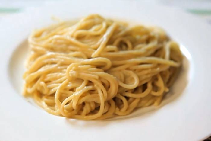 Espagueti con salsa de verduras de invierno