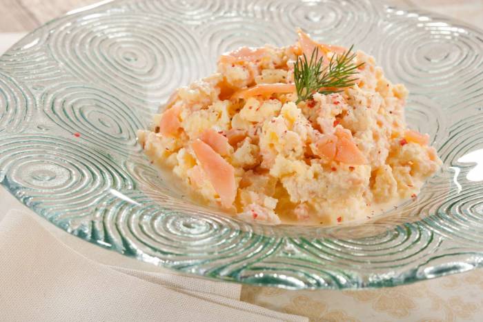 Huevos revueltos con salmón ahumado