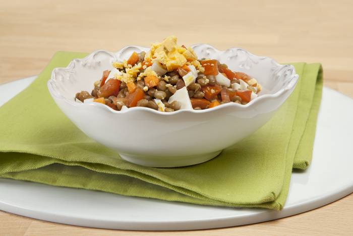 Ensalada de lentejas con naranjas y aceitunas