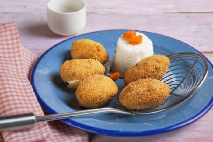 Huevos rebozados con bechamel