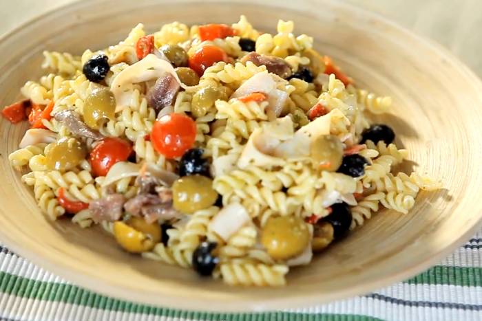 Ensalada de pasta al pesto con tomates cherry
