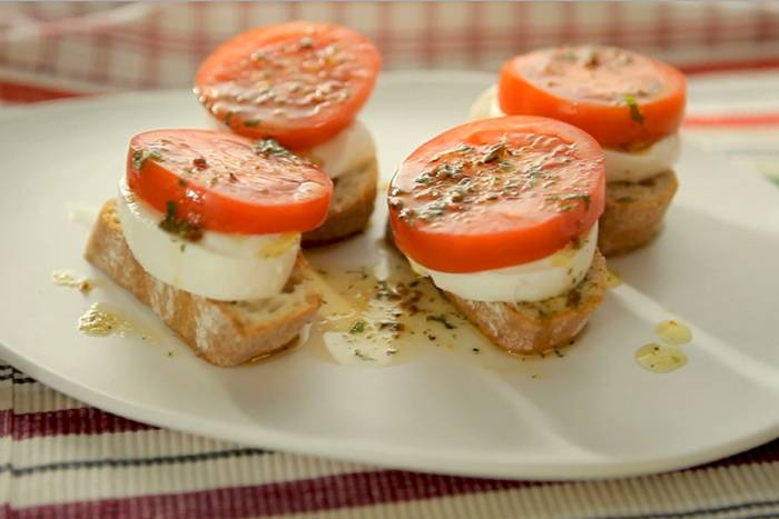Montaditos de ensalada caprese