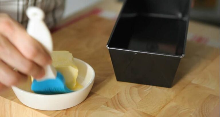 Engrasa bien el molde