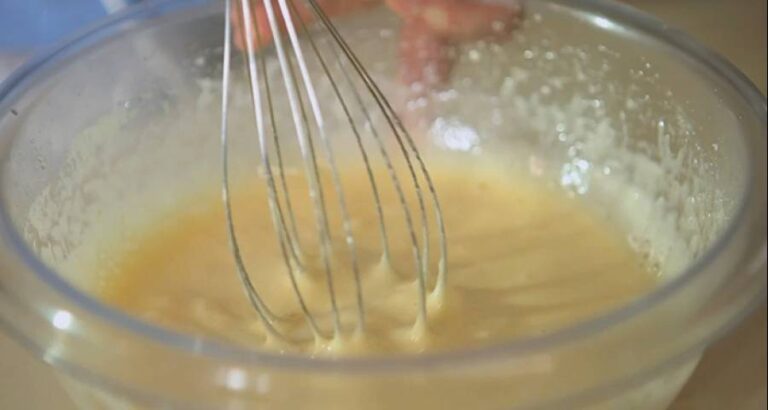 Cómo comprobar el espesor de la masa de un pastel