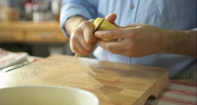Chascar las patatas para ligar la salsa