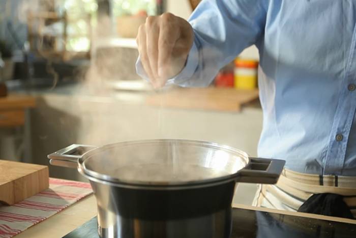Hervir la pasta de los canelones