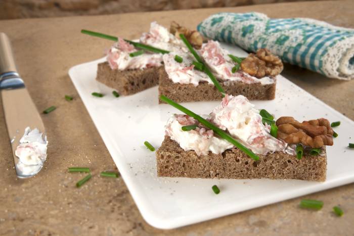 Canapés de queso cremoso con nueces y jamón