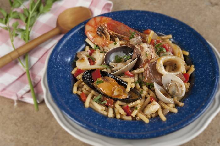 Fideuá de marisco y carne