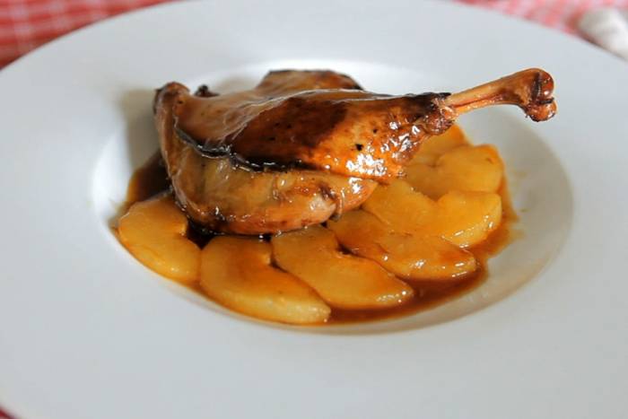 Confit de pato con peras