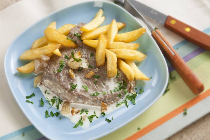 Filetes de ternera en salsa con patatas fritas