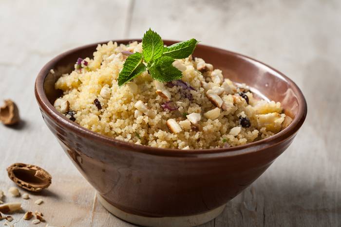 Cuscús de maíz con pasas y almendras