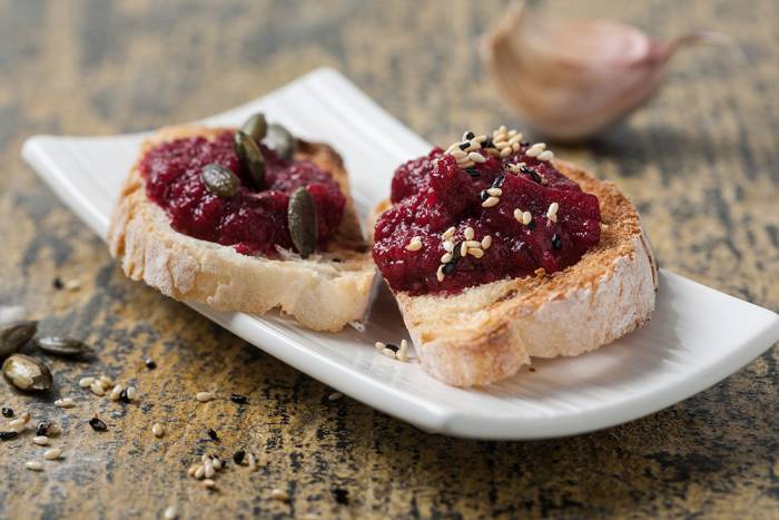 Canapés con paté de remolacha