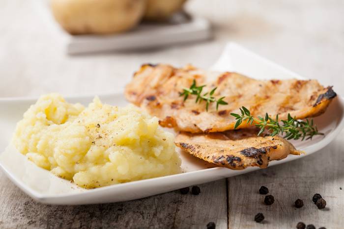 Pavo a la plancha con puré de patatas