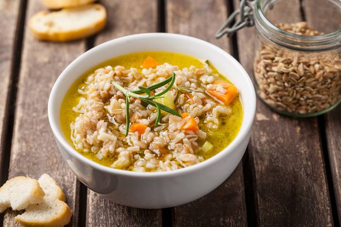 Sopa de cereales con romero