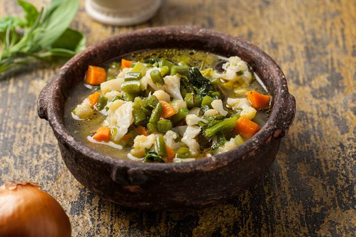 Sopa de verduras con hierbas