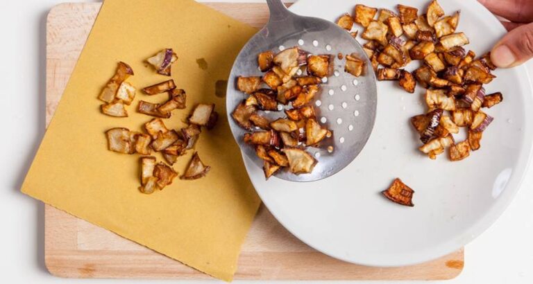 Corta la berenjena en trozos pequeños para freírla