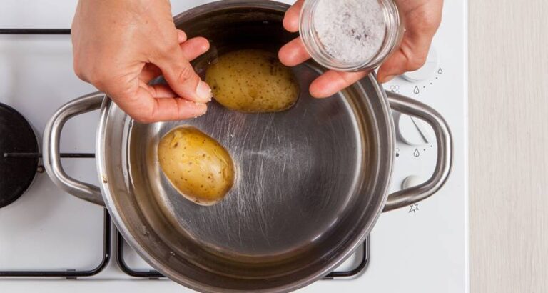 Cocer las patatas con caldo
