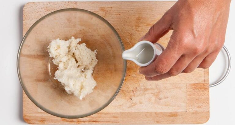 Remoja las migas de pan con leche