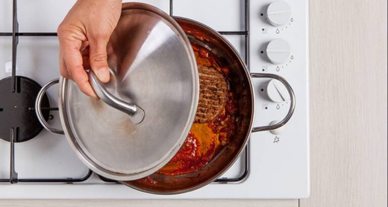 Cuece las hamburguesas en salsa