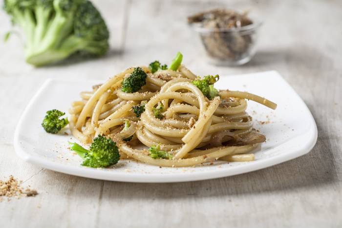 Pasta con anchoas y brócoli