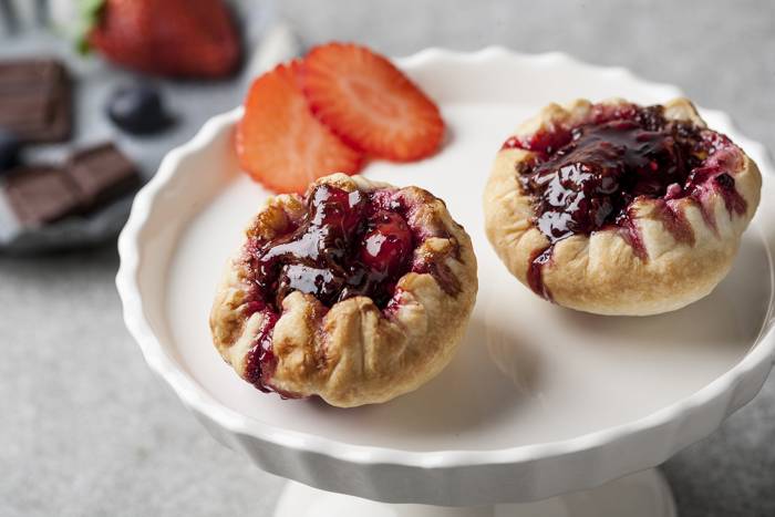 Pastelito de frutos rojos con chocolate