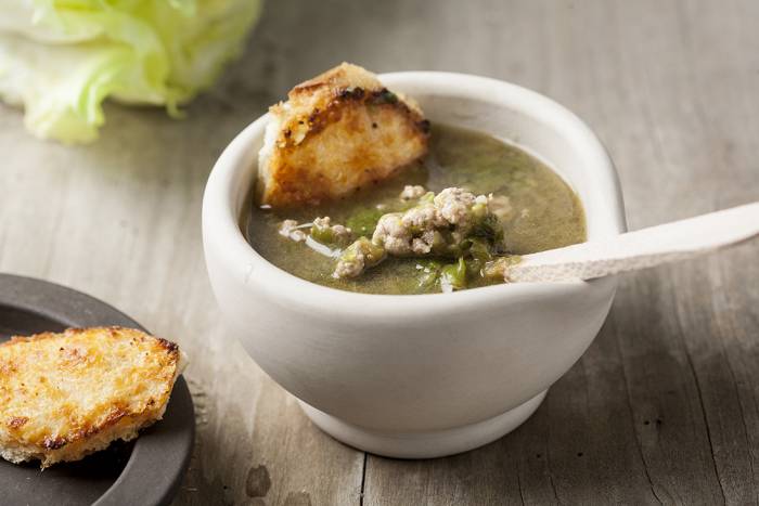 Sopa de escarola y ternera