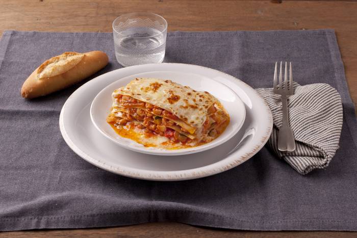 Lasaña fácil de bacalao con pisto de verduras