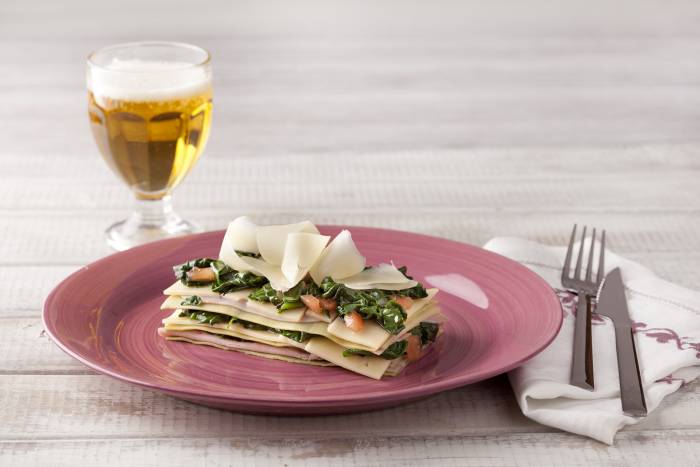 Lasaña ligera de espinacas con jamón, queso y tomate