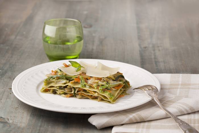 Lasaña fácil con espinacas, verduras y salsa pesto