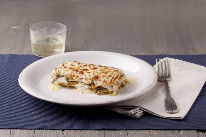 Lasaña fácil de alcachofas, queso de cabra y bechamel