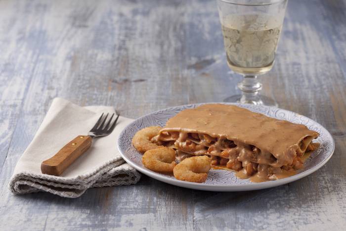 Lasaña fácil de marisco con verduritas y crema de marisco