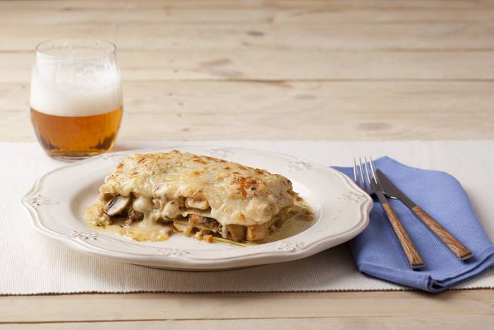 Lasaña fácil con pollo, puerros y champiñones