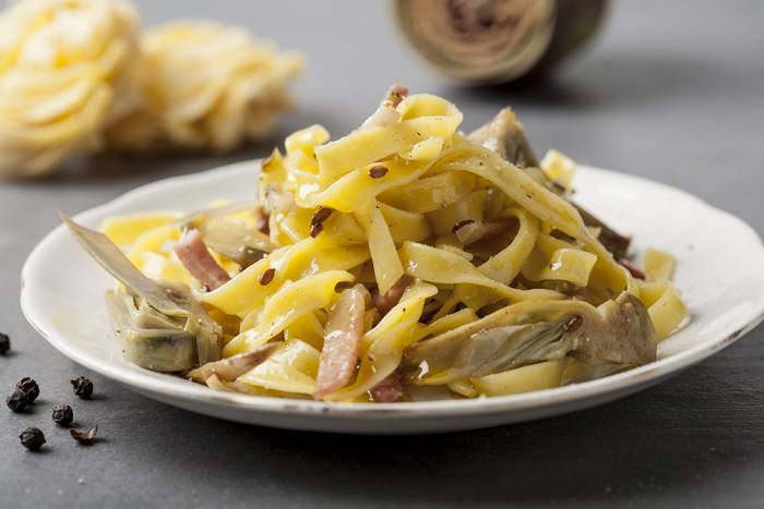 Tallarines con jamón y alcachofas