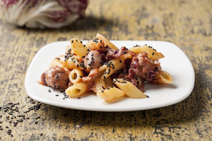 Macarrones con tomate y butifarra