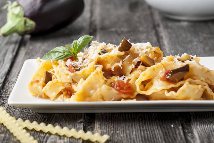 Pasta con tomate y berenjena