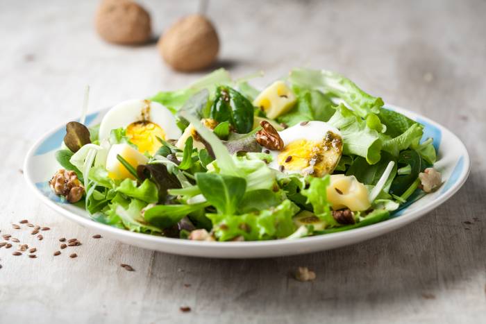 Ensalada verde con huevo y queso