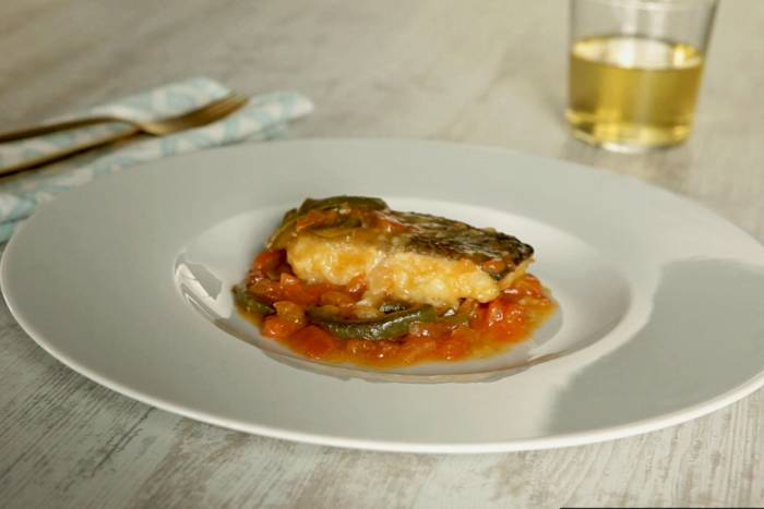 Bacalao con pimiento y tomate