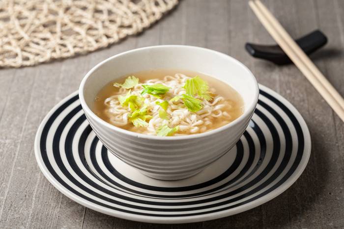 Noodles con sopa de miso